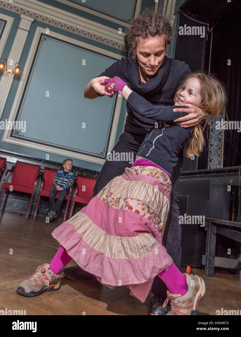 Mère et fille au cours de danse Le Festival des enfants à Reykjavik, Islande Banque D'Images