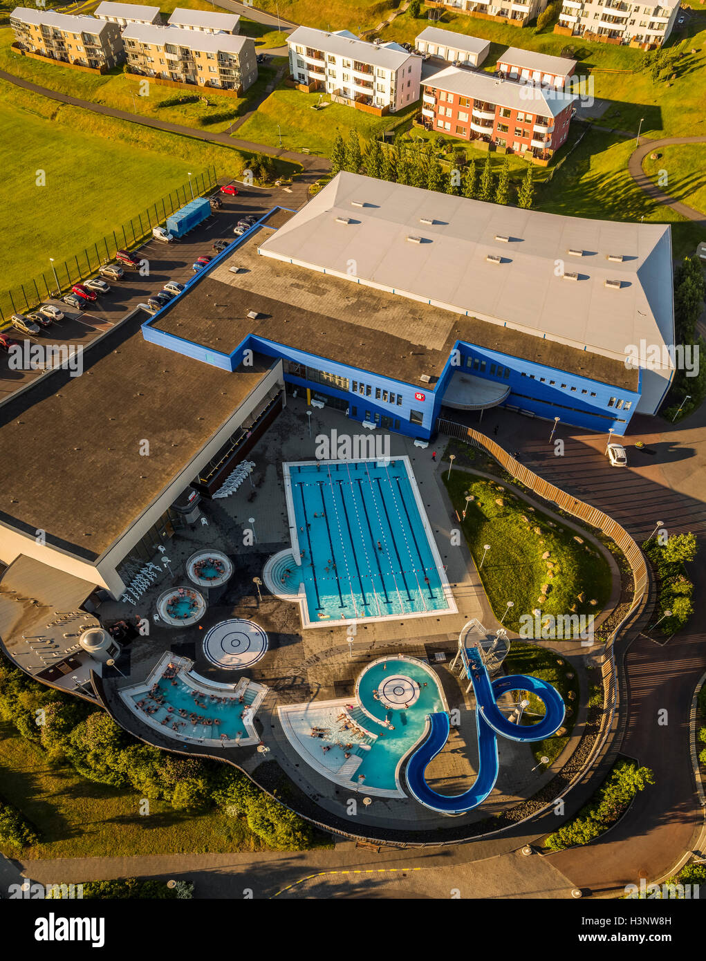 Vue aérienne d'une piscine publique en Kopavogur, une banlieue de Reykjavik, Islande Banque D'Images