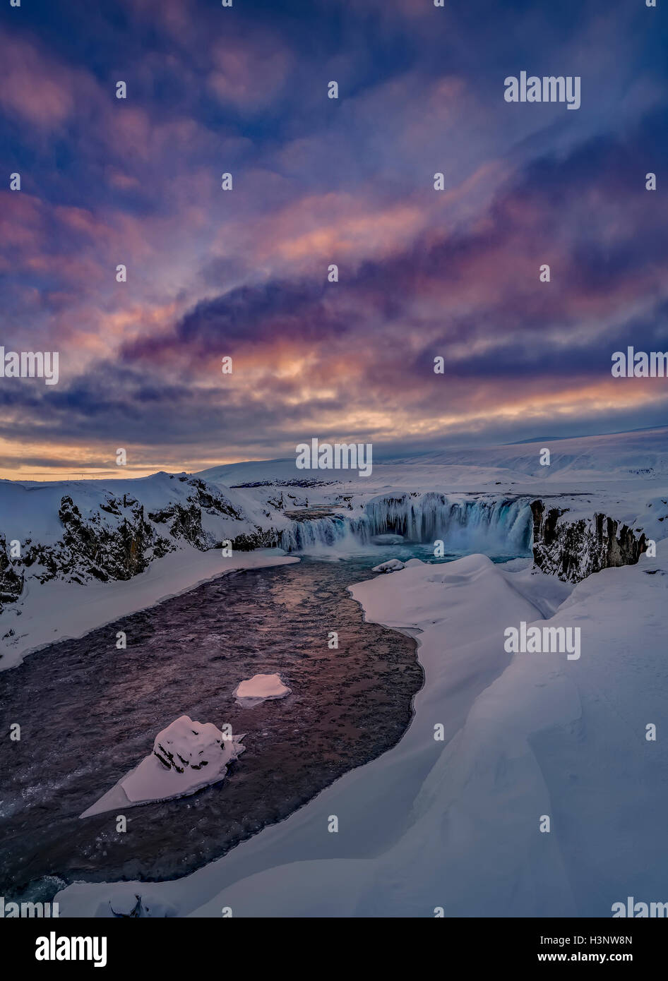 Coucher du soleil sur l'hiver Cascade Godafoss, Islande. Cette image est prise avec un drone. Banque D'Images