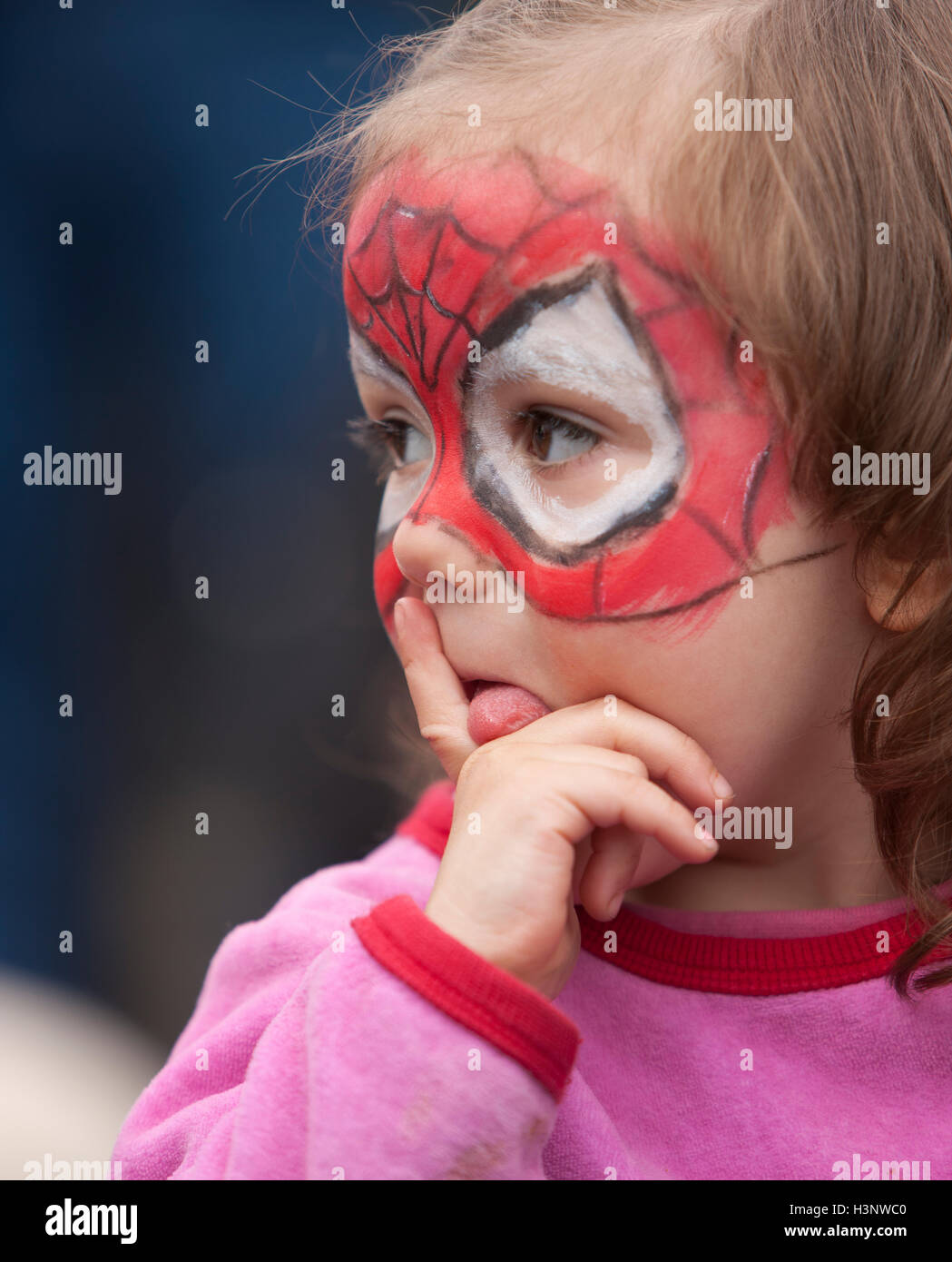 Enfant En Bas âge Dans Un Costume De Spider-Man Image stock éditorial -  Image du coloré, équipement: 50951314