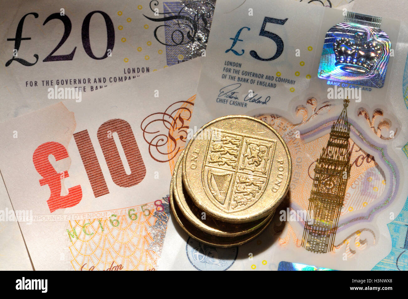 La monnaie britannique - pièces livre sur les notes, y compris les nouvelles (2016) 5 € en plastique Banque D'Images