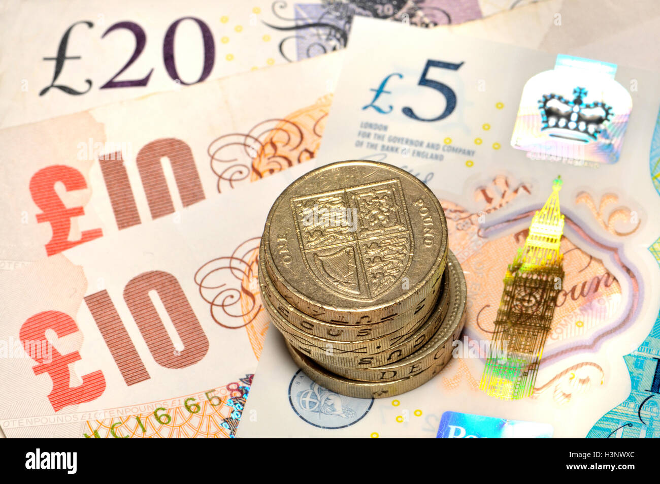 La monnaie britannique - pièces livre sur les notes, y compris les nouvelles (2016) 5 € en plastique Banque D'Images