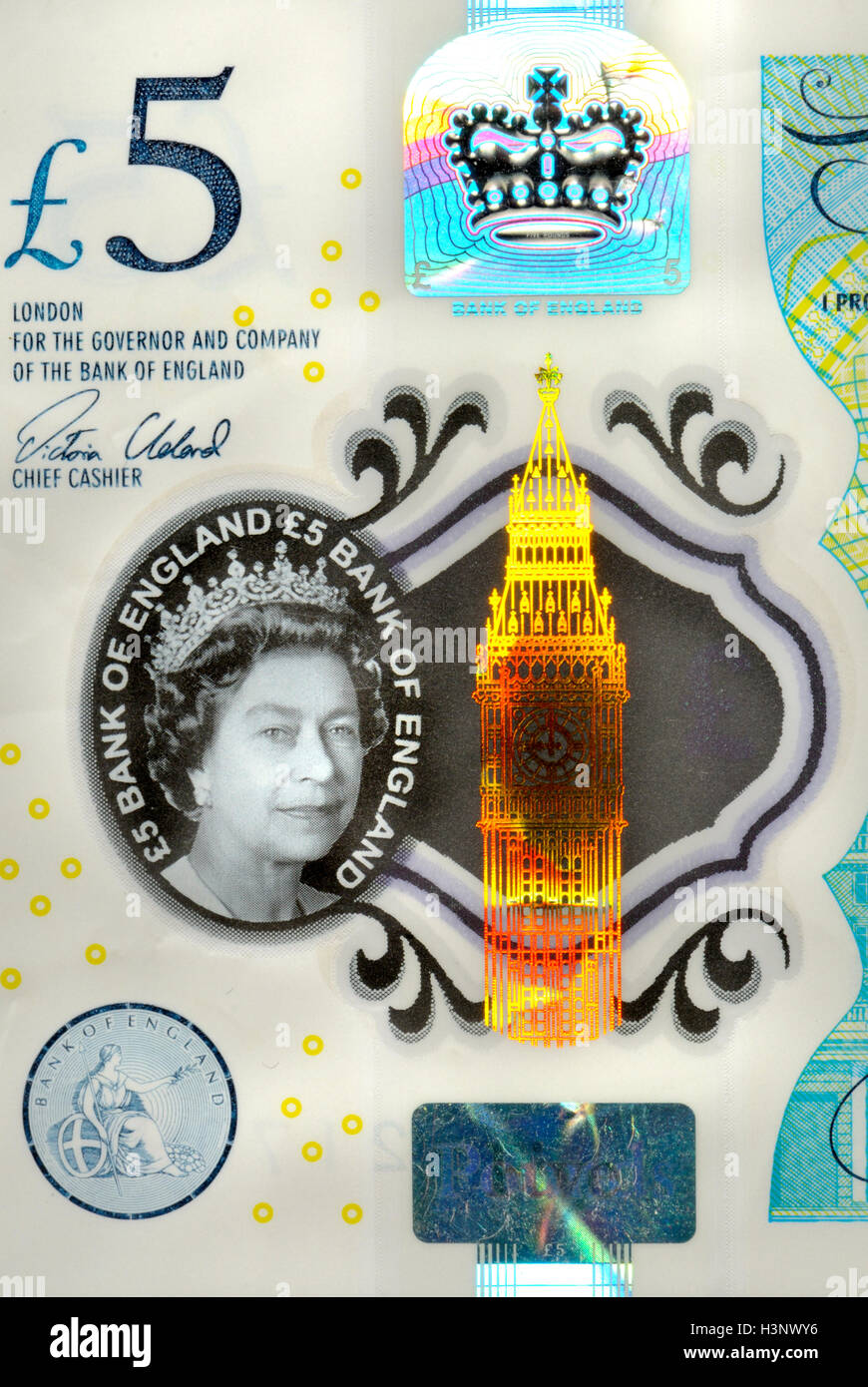 Nouveau (2016) British plastic €5 note indiquant les éléments de sécurité : 'transparente' ; Big Ben holgram ; 'constellation Eurion' - Banque D'Images