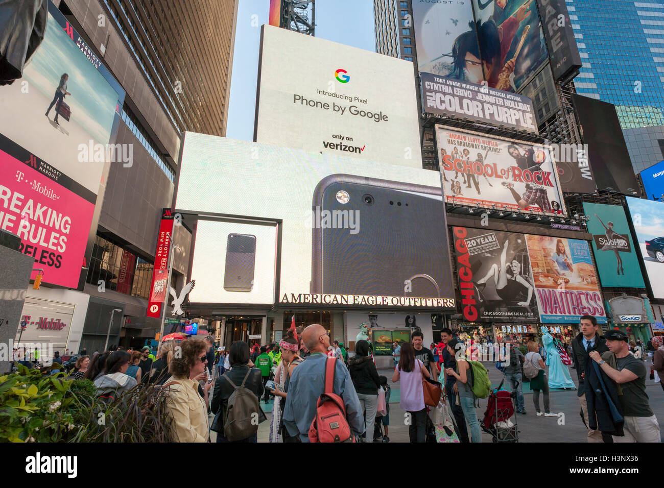 Un écran vidéo géant allumé dans Times Square à New York fait la promotion de la nouvelle gamme de smartphones Google, le pixel, vu le Vendredi, Octobre 7, 2016. (© Richard B. Levine) Banque D'Images
