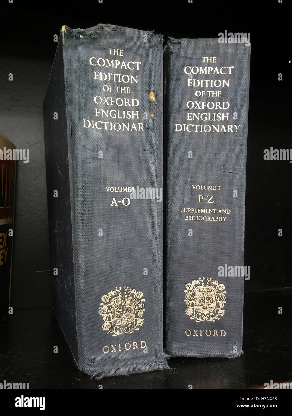 Un bien écorné utilisé Compact Edition de l'Oxford English Dictionary, en deux volumes, sur une étagère à New York le mardi, Octobre 4, 2016. (© Richard B. Levine) Banque D'Images