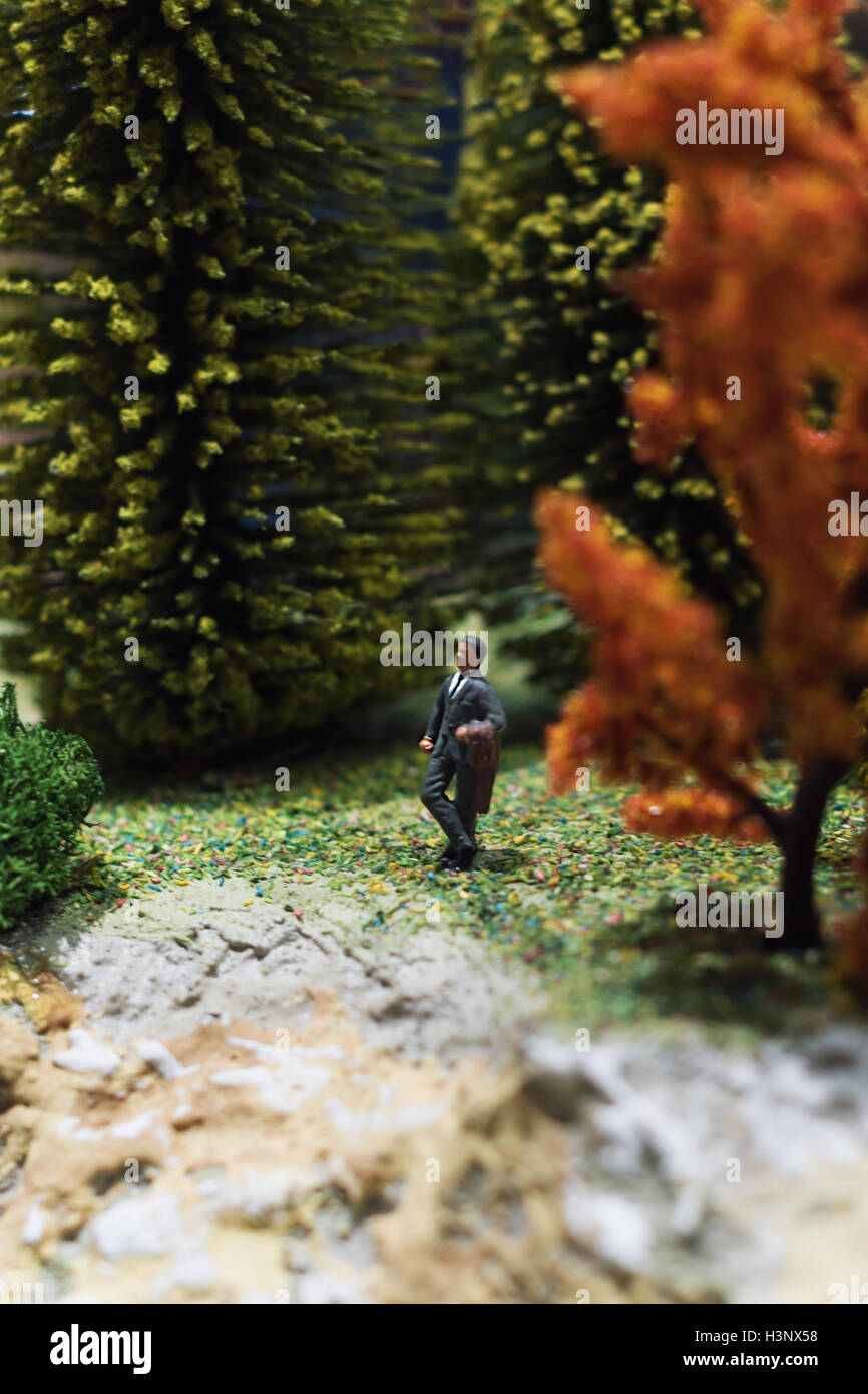 Les gens d'affaires décontractée miniature : debout dans la forêt. Piscine de travail vert nature concept. Macro photo, peu profonde 6 Banque D'Images