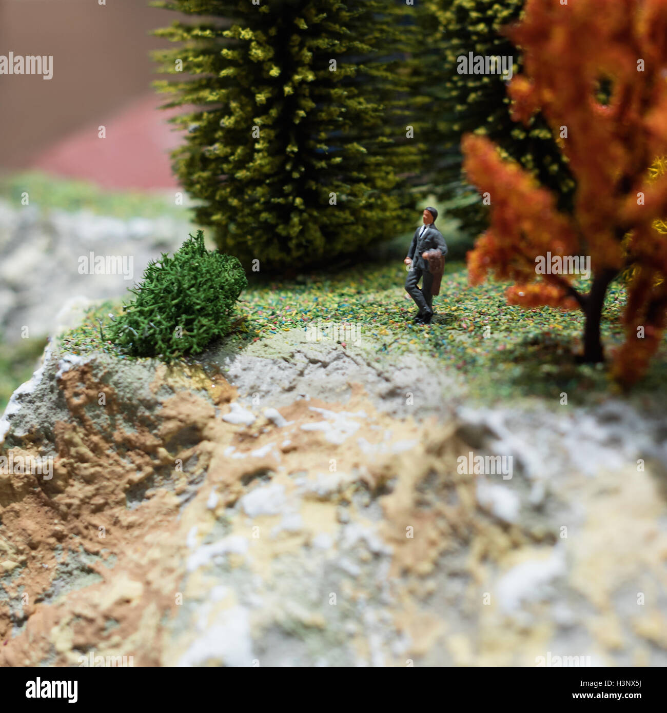 Les gens d'affaires décontractée miniature : debout dans la forêt. Piscine de travail vert nature concept. Macro photo, peu profonde 6 Banque D'Images