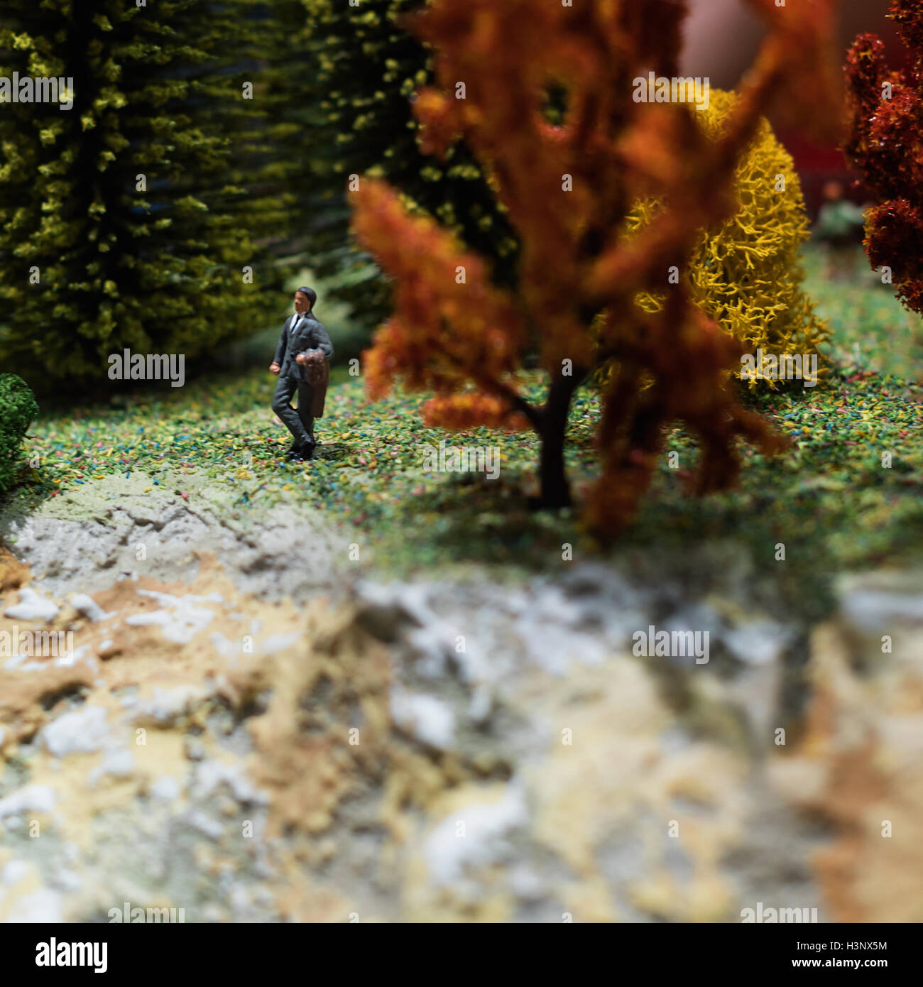 Les gens d'affaires décontractée miniature : debout dans la forêt. Piscine de travail vert nature concept. Macro photo, peu profonde 6 Banque D'Images