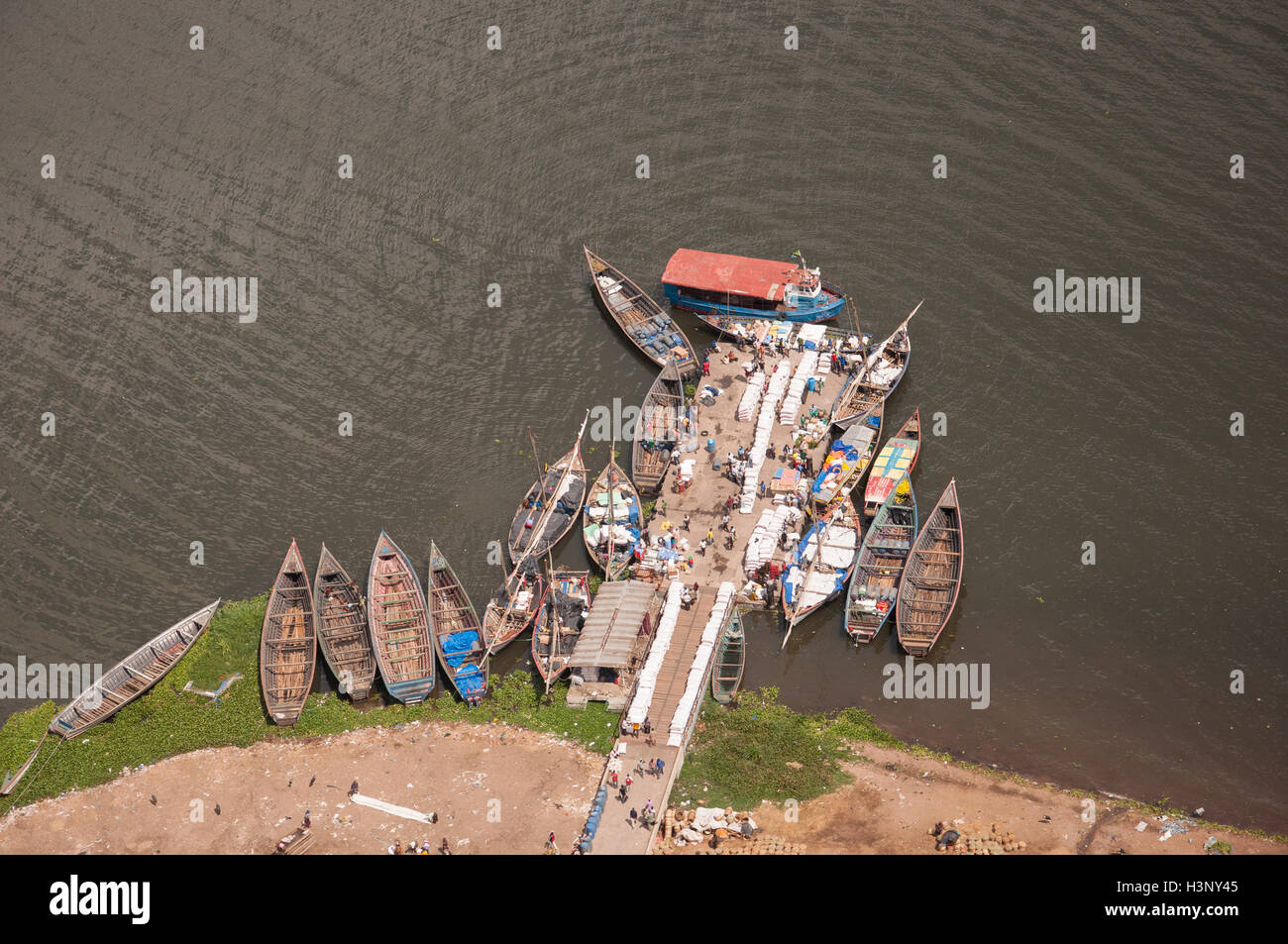 Le commerce local et les bateaux de pêche amarré par une jetée sur la rive sud du lac Victoria, Mwanza en Tanzanie. Banque D'Images