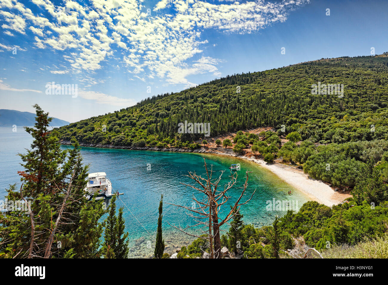Un Yacht en Chorgota Beach sur l'île de Céphalonie, Grèce Banque D'Images