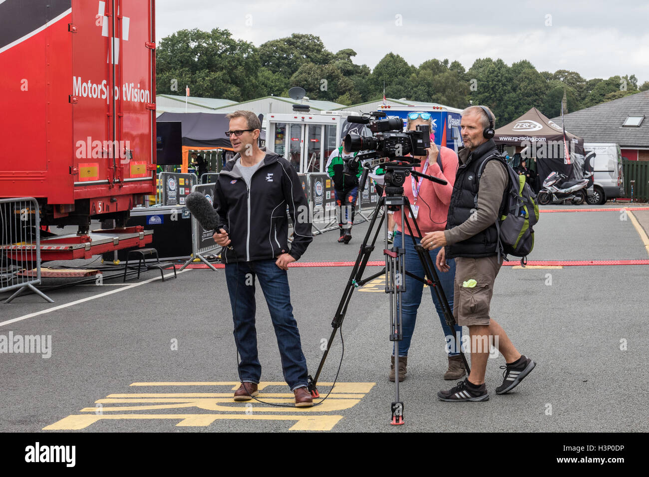 Commentateur Eurosport 'James' Jamie Whitham couvrant le MCE British  Superbike Championship course à Oulton Park, Royaume-Uni Photo Stock - Alamy