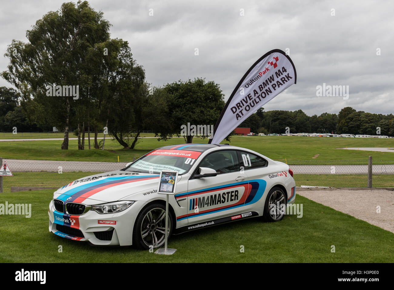 BMW M4 voiture utilisée pour conduire sur le circuit de Oulton Park, Royaume-Uni Banque D'Images