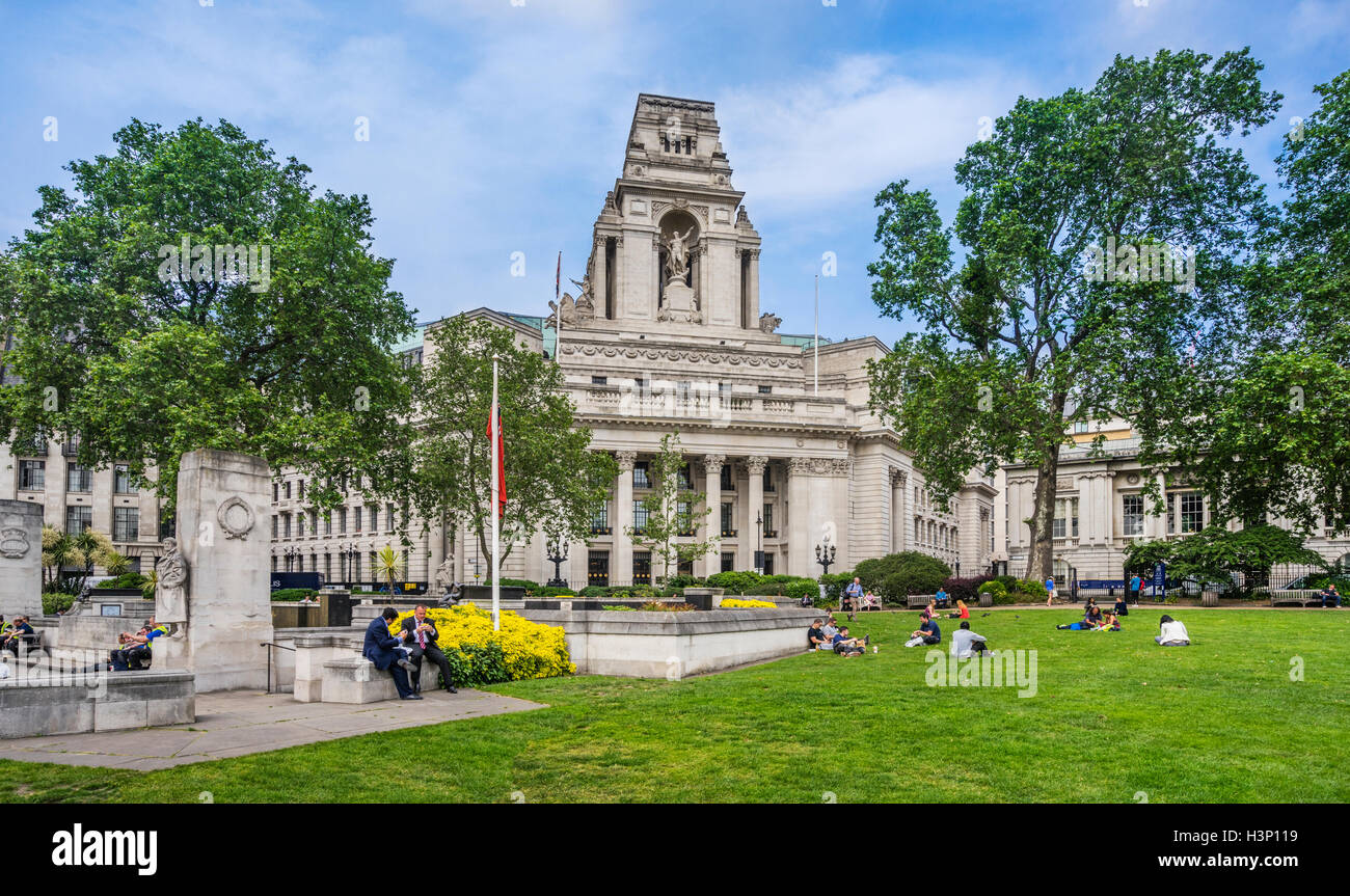 La Grande-Bretagne, l'Angleterre, Londres, le déjeuner à Trinity Square Gardens, Tower Hill avec vue sur le port de London Authority Building Banque D'Images