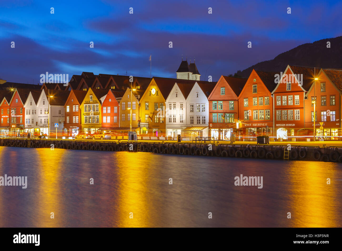 Bryggen (le quai), également connu sous le nom Tyskebryggen, est une série de bâtiments commerciaux hanséatique à Bergen, Norvège Banque D'Images