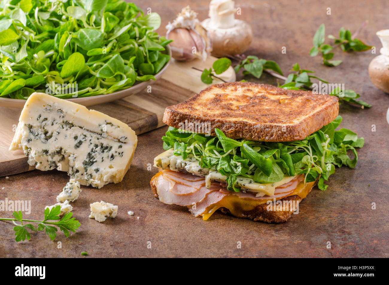 French Toast salade au fromage bleu, Délicieux jambon, fromage fondu Banque D'Images