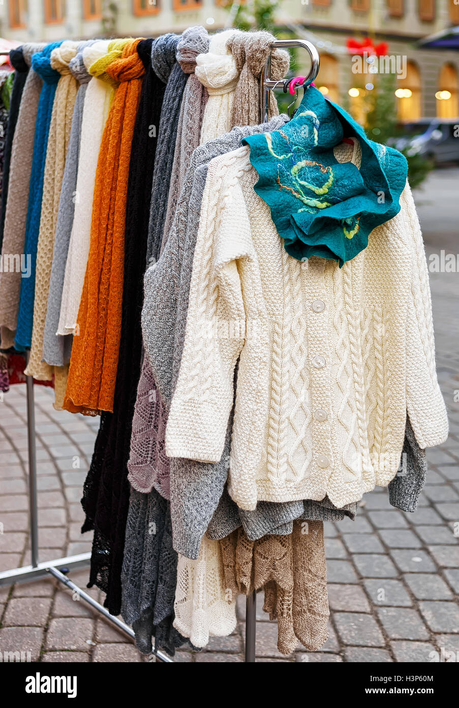 Pull en laine et écharpe accroché près de l'un des étalages pour la vente  au marché de Noël de la vieille ville de Riga, Lettonie. À la foire les  gens peuvent trouver