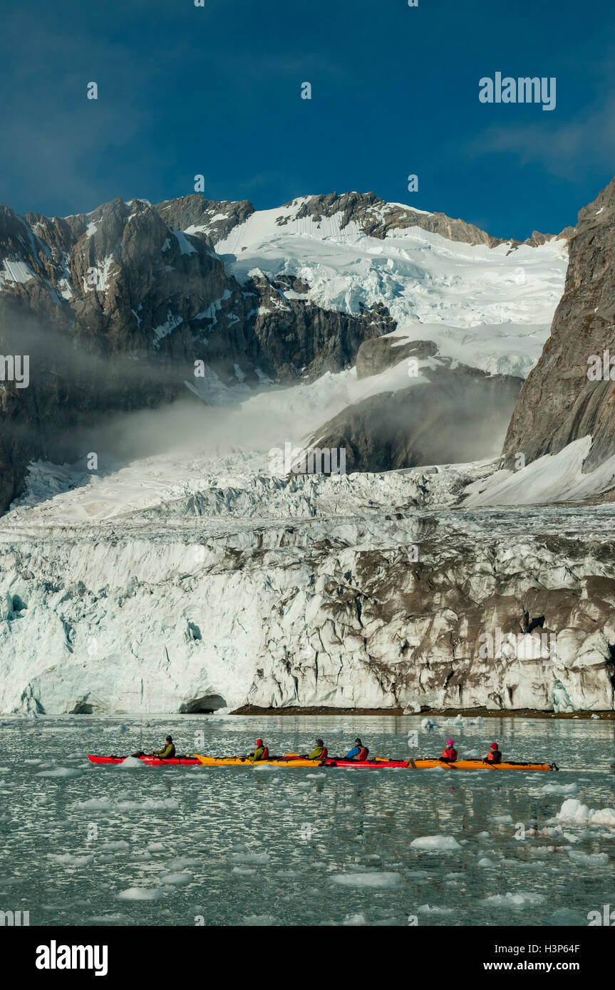 Kayaks en Samarinbreen, Svalbard, Norvège Banque D'Images