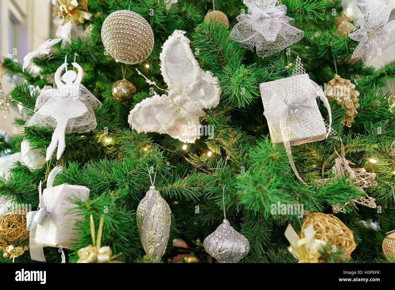 Anges, papillons et autres accessoires dans le cadre de décorations sur l'arbre de Noël à Galerija Centrs à Old Riga, Lettonie. C'est l'une des parties les plus importantes de célébrations. Banque D'Images