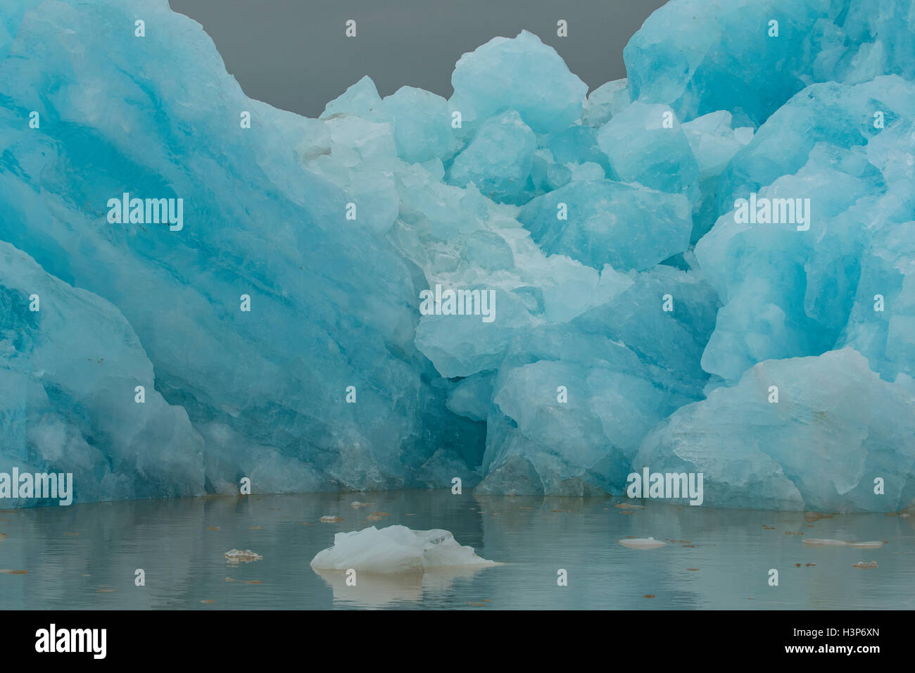 Petit iceberg à Bengtsenbutka, Svalbard, Norvège Banque D'Images