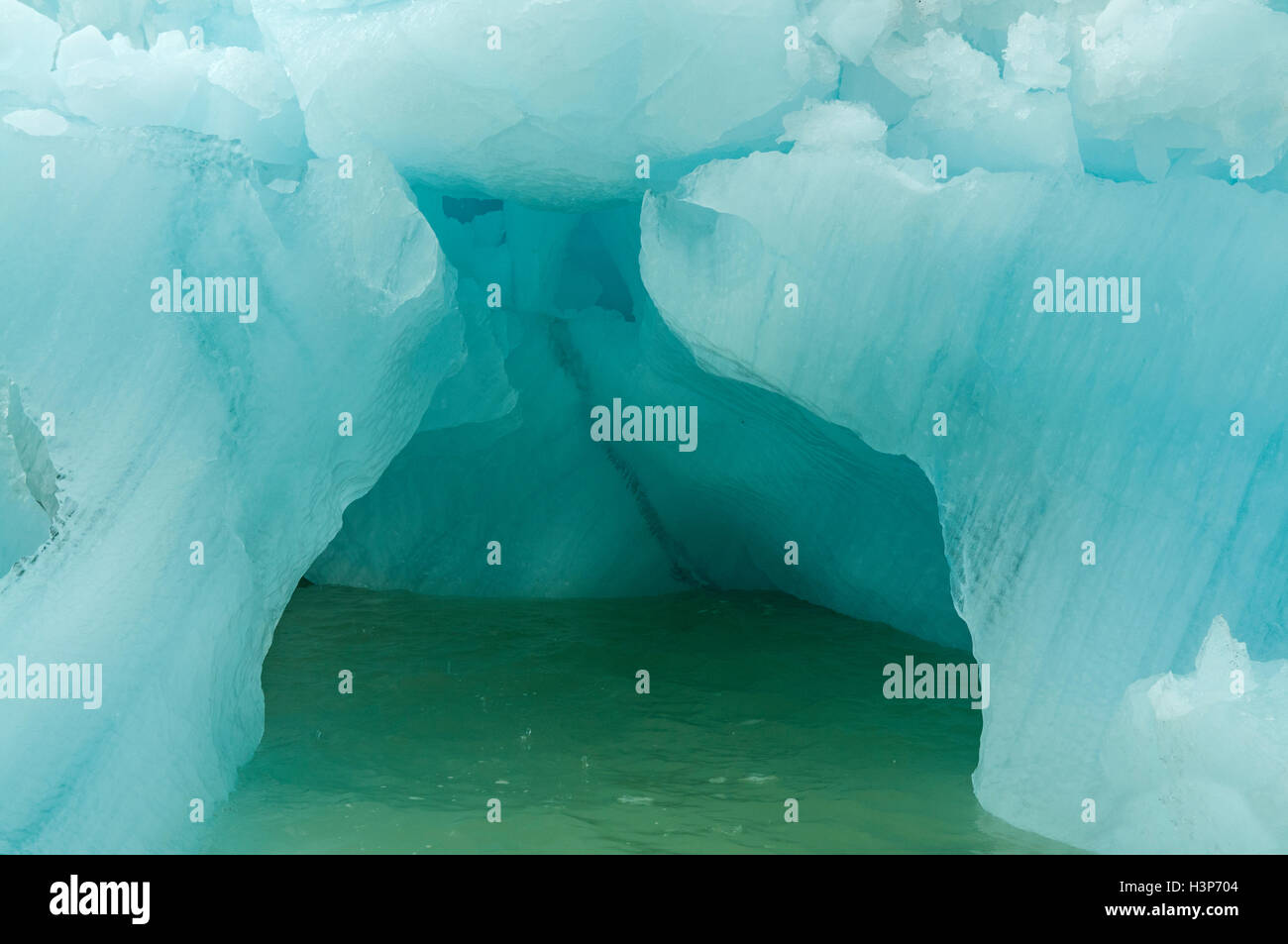Petit iceberg caverne à Bengtsenbutka, Svalbard, Norvège Banque D'Images