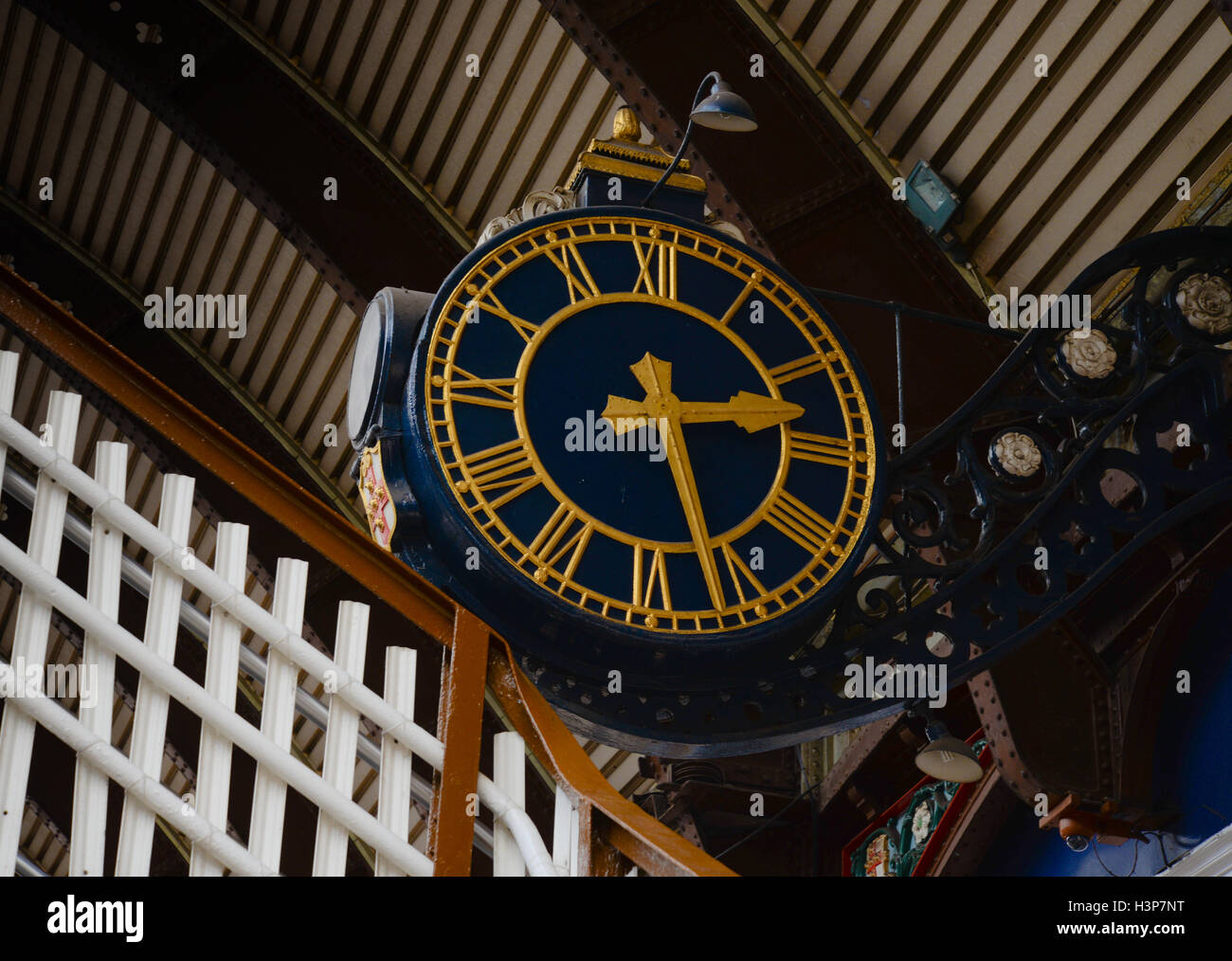 Lieu de rencontre sous l'horloge de la station. L'horloge de la station à la gare de York sur la principale ligne de la côte est. Banque D'Images