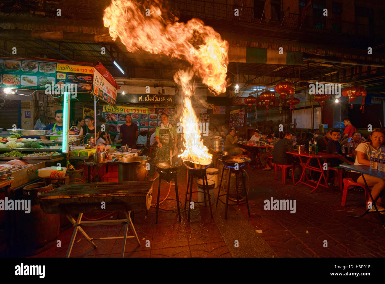 Crazy chef cooking gloire du matin avec des flammes dans le quartier chinois à Bangkok, Thaïlande Banque D'Images
