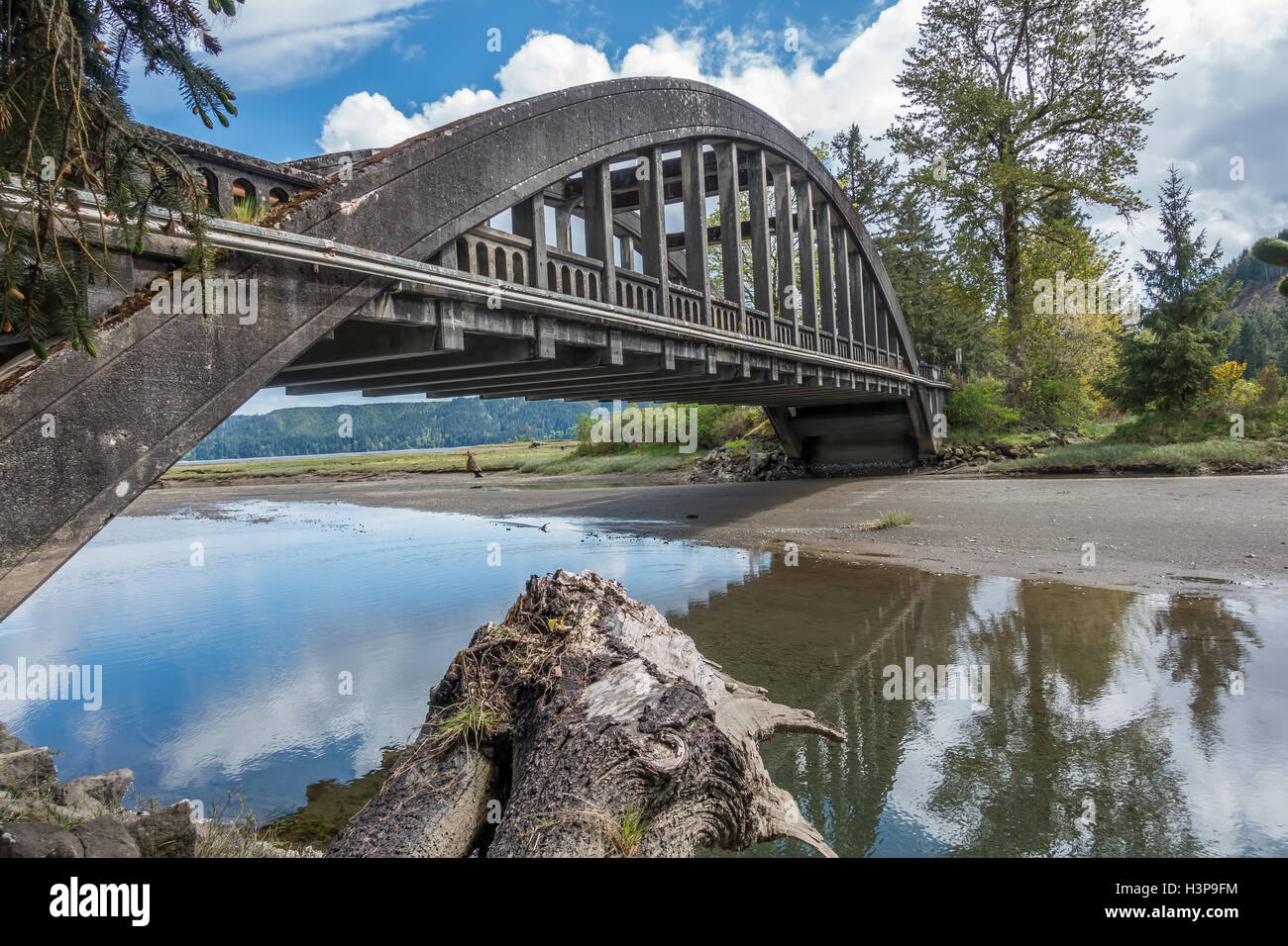 Un vieux pont suspendu au-dessus d'une rivière qui s'écoule dans le canal Hood dans l'État de Washington. Banque D'Images