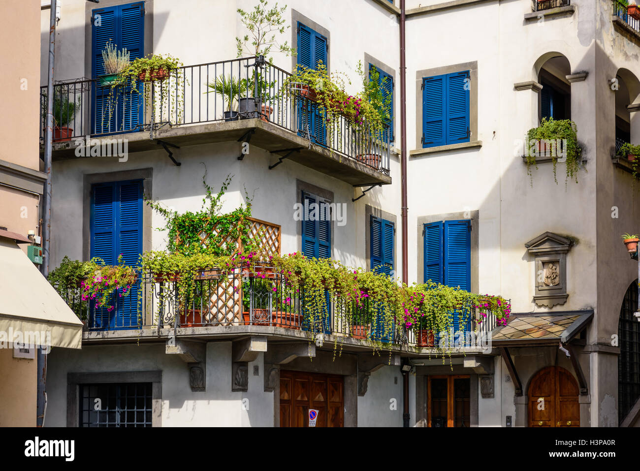 Colorée et ancienne maison avec beaucoup de fleurs et de plantes sur le balcon,dans le centre historique de la ville de Lovere. Banque D'Images