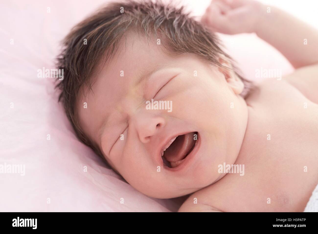 Parution du modèle. Naissance bebe Fille avec les yeux fermés. Banque D'Images