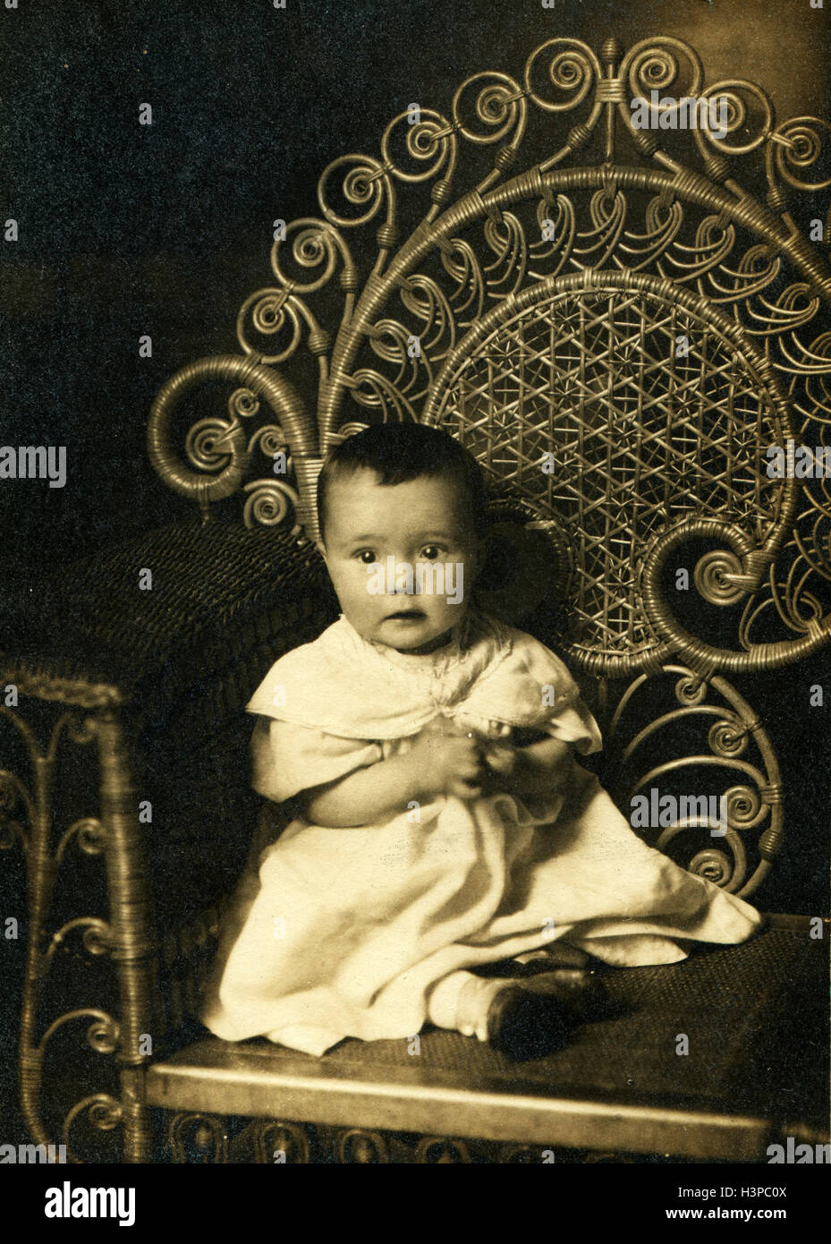 Reproduction de vintage photo. Studio photo de petite fille assise dans le fauteuil, USA, 1890 Banque D'Images
