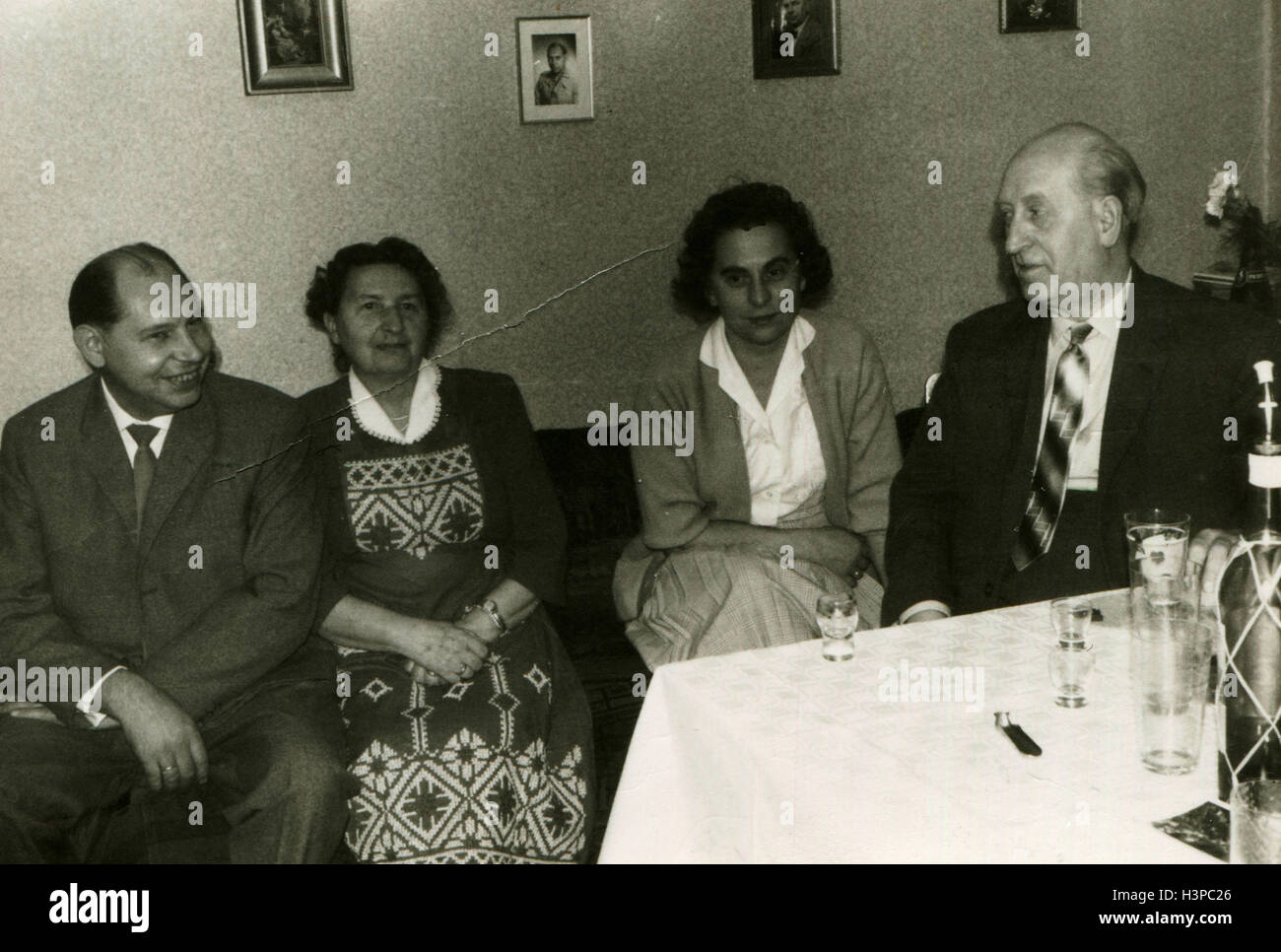 Allemagne - 19 octobre 1960 : couple marié assis sur un canapé près de la table de fête Banque D'Images