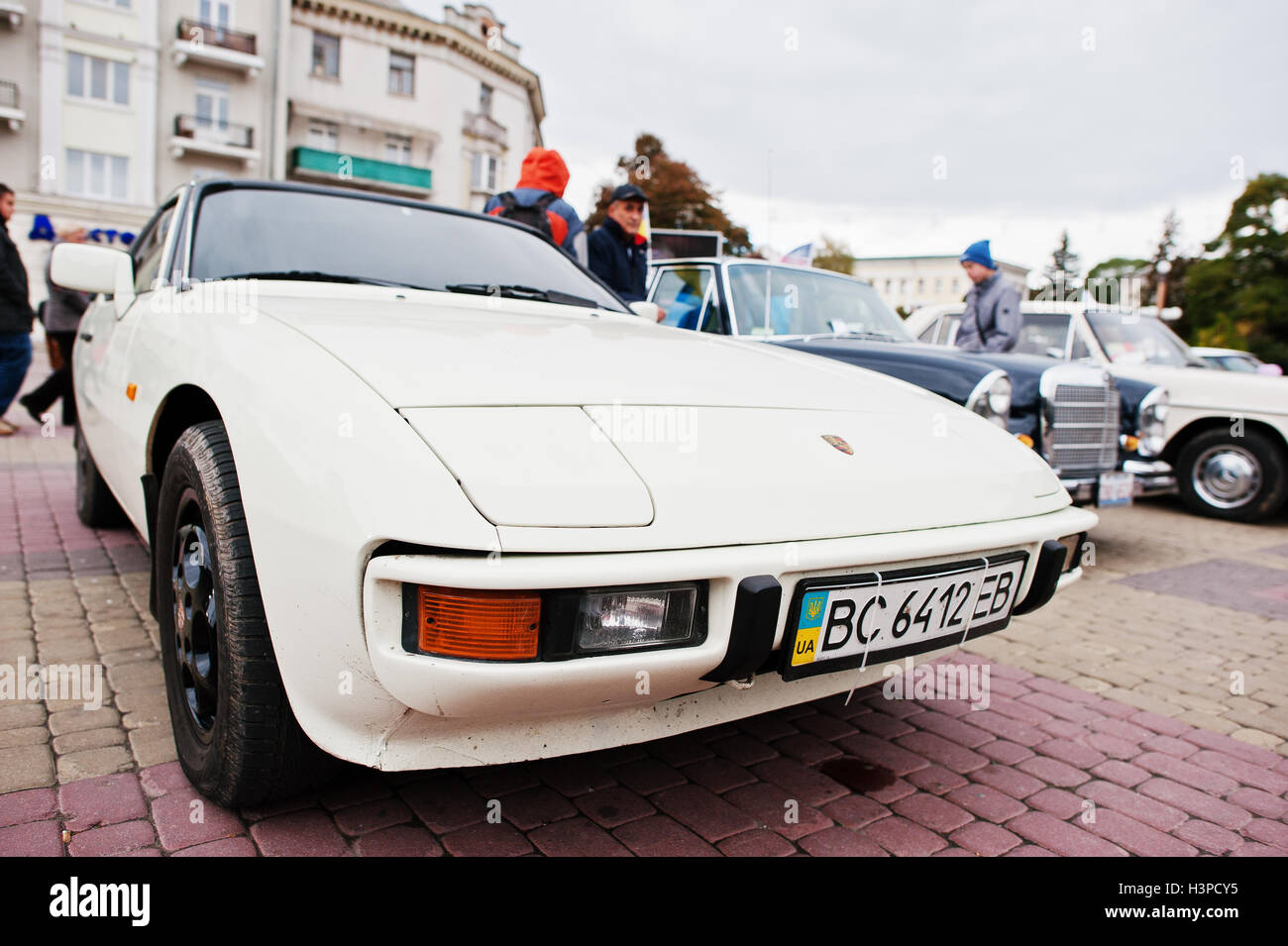Tarnopol, Ukraine - 09 octobre, 2016 : Porsche 924 est une voiture de sport de luxe qui a été produit par Porsche AG, d'Allemagne, à partir de 1976 t Banque D'Images