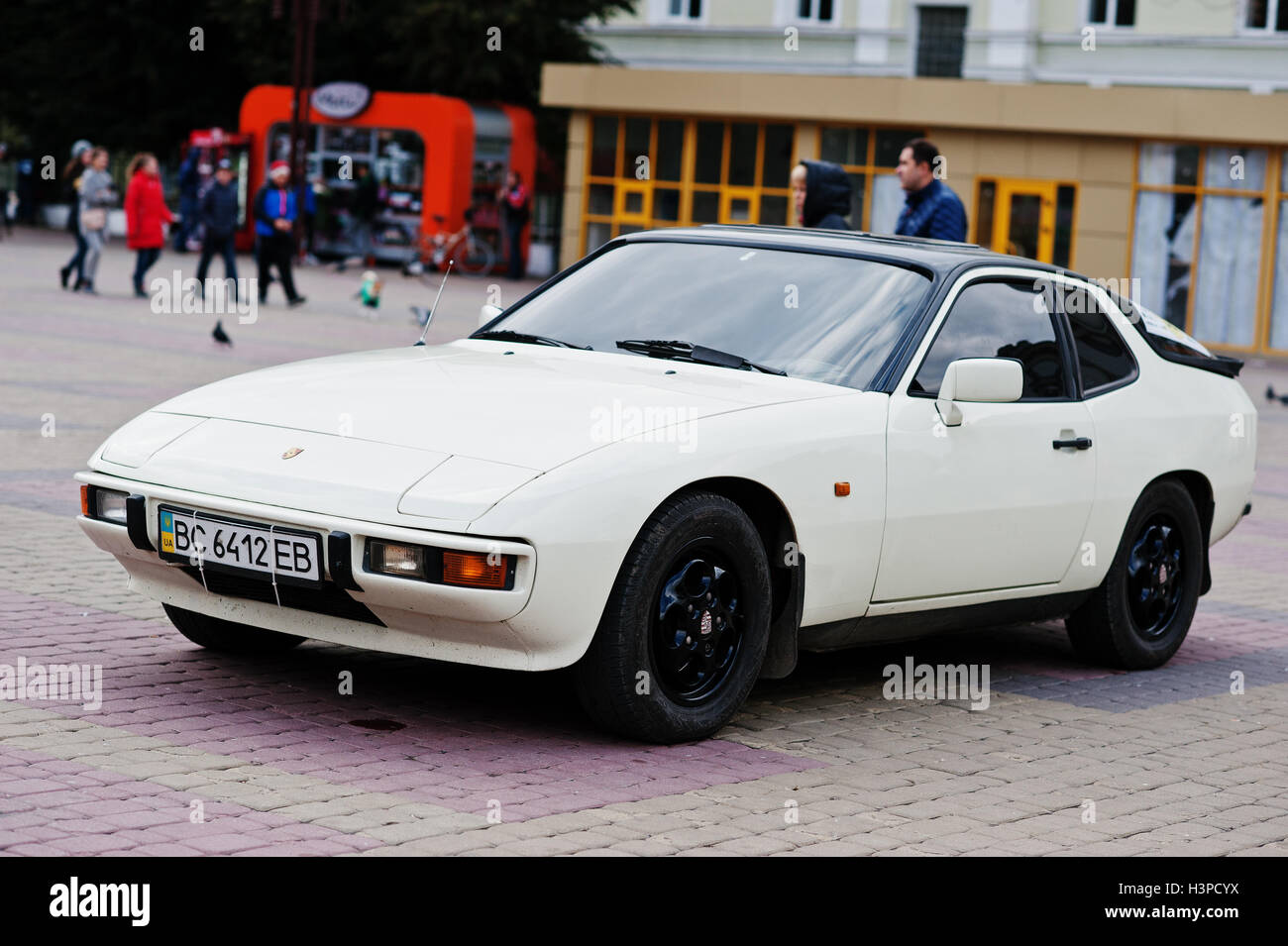 Tarnopol, Ukraine - 09 octobre, 2016 : Porsche 924 est une voiture de sport de luxe qui a été produit par Porsche AG, d'Allemagne, à partir de 1976 t Banque D'Images