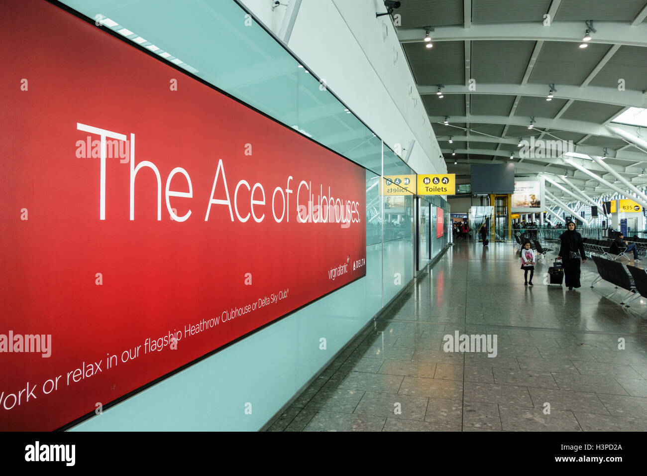 Red billboard de Virgin Atlantic au Terminal 5 salle d'embarquement à l'aéroport d'Heathrow, Royaume-Uni Banque D'Images