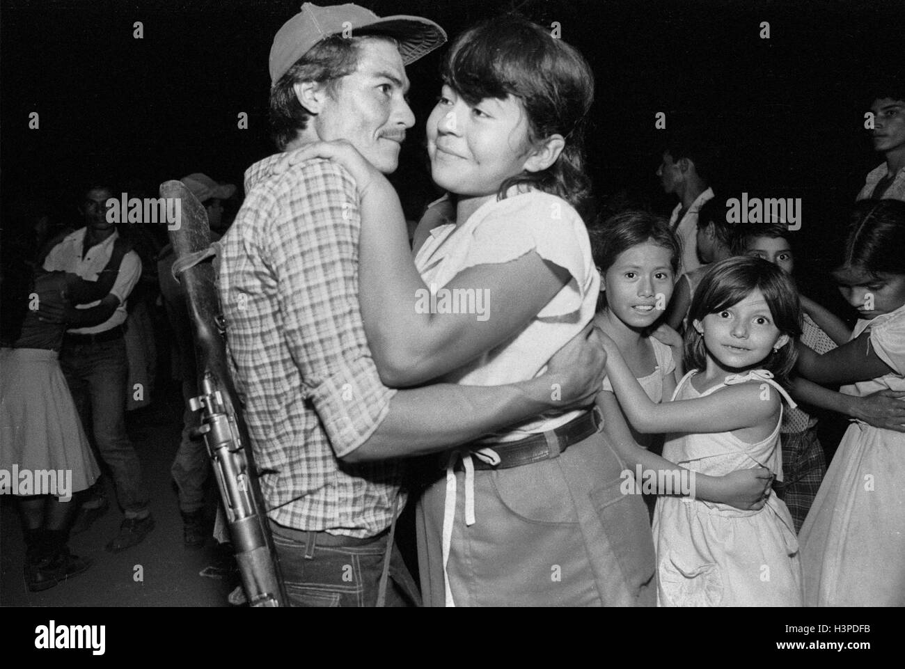 CHALATENANGO, EL SALVADOR, février 1984 : - dans le FPL Les zones de contrôle - Les gens se réunissent pour une soirée de musique. Banque D'Images