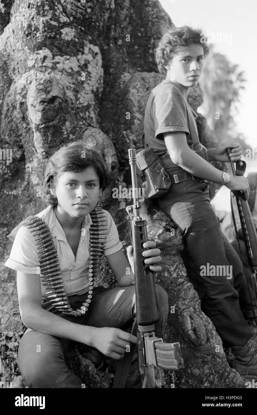 TENANCINGO, EL SALVADOR, mars 1984 : - dans le FPL Les zones de contrôle certains des 1 000 guérilleros qui avaient été recueillis en vue d'une offensive de la guérilla, à moins de 40 kilomètres de la capitale. Banque D'Images