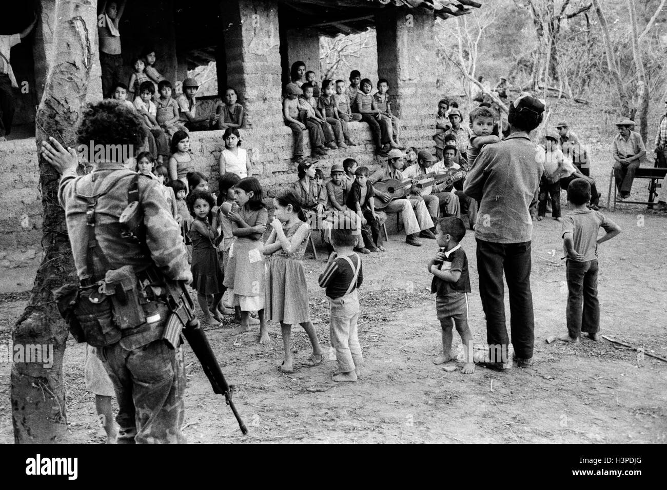 CHALATENANGO, EL SALVADOR, février 1984 : - dans le FPL Les zones de contrôle - Les gens se réunissent pour une soirée de musique. Banque D'Images