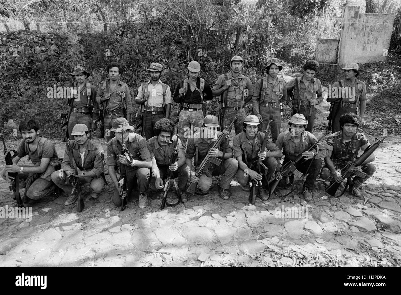 CHALATENANGO, EL SALVADOR, février 1984 : - dans le FPL Les zones de contrôle - Un groupe de combattants de la FPL Banque D'Images