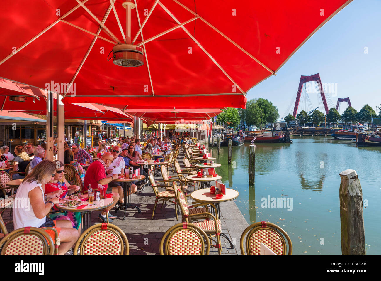 Le restaurant en front de mer dans l'Oude Haven (vieux port), Rotterdam, Pays-Bas Banque D'Images