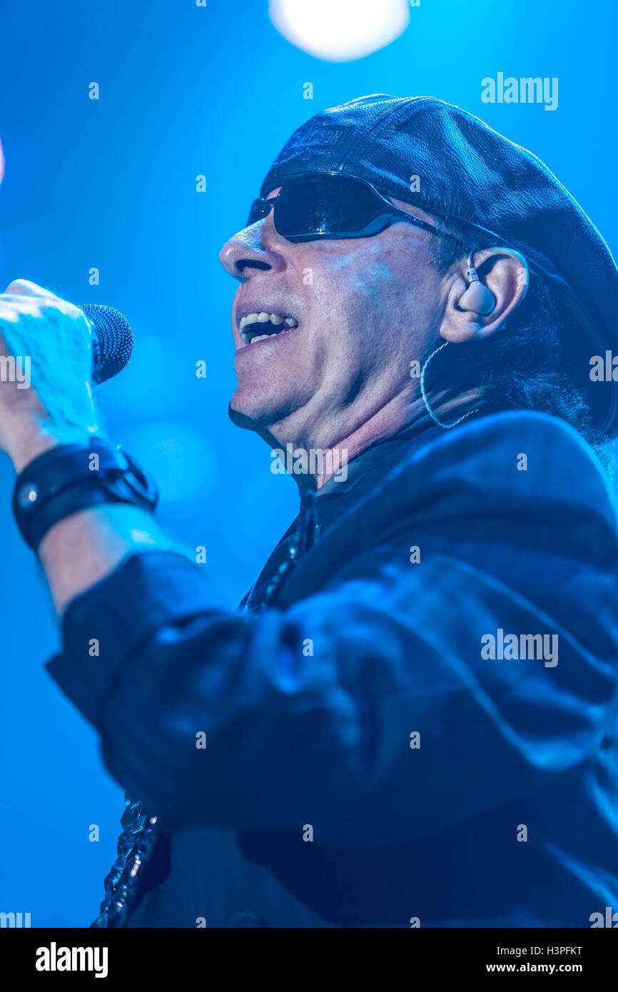Dnepropetrovsk, Ukraine - le 31 octobre 2012 : Klaus Meine de Scorpions rock band effectue live au Palais des Sports 'Meteor' SC. Banque D'Images