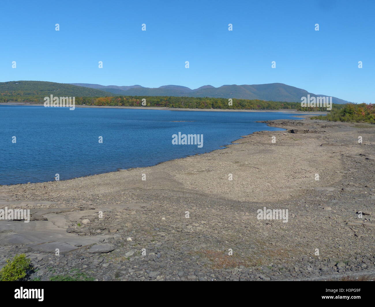 Réservoir Ashokan approvisionne avec seulement 60 % de sa capacité en raison de la sécheresse. Ce lac est un des nombreux dans le Nord de New York. L'approvisionnement en eau de NEW YORK Banque D'Images