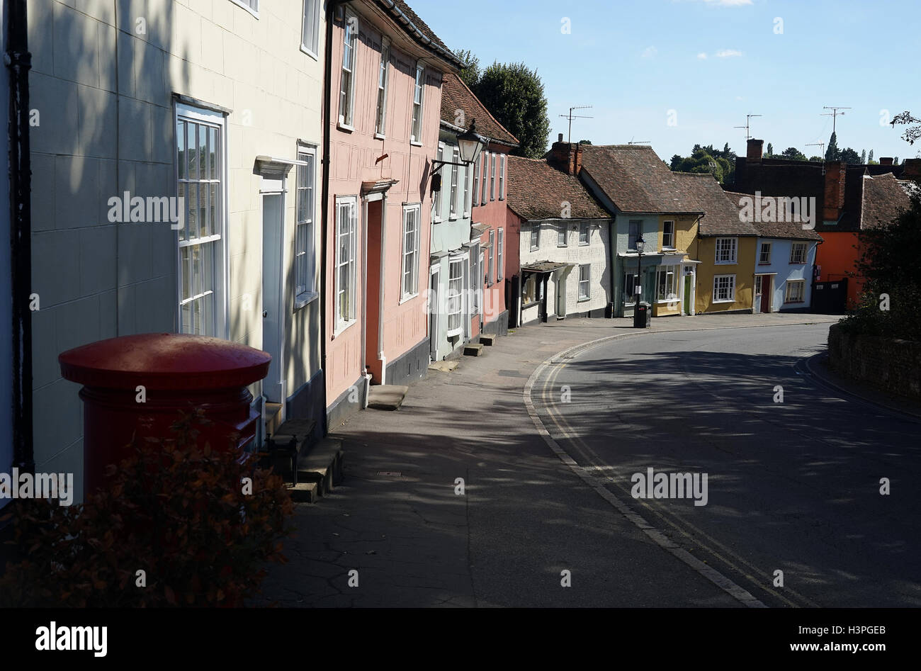 Une vue vers le bas Watling Street dans le village de Thaxted, Essex, Angleterre Banque D'Images