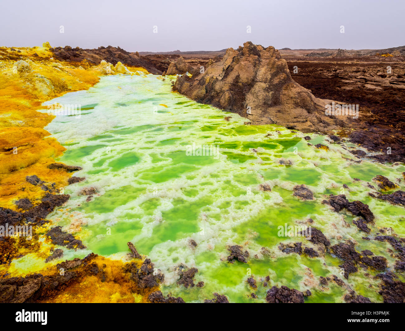 Lac de soufre dépression Danakil, Dallol en Ethiopie. Le lac avec ses Sulphur Springs est le meilleur endroit sur Terre. Banque D'Images