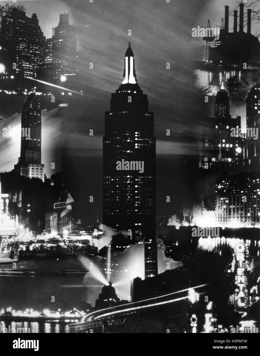 1930 MONTAGE DE BÂTIMENTS DE LA VILLE DE NEW YORK DANS LA NUIT AVEC UN EMPIRE STATE BUILDING DANS LE CENTRE Banque D'Images