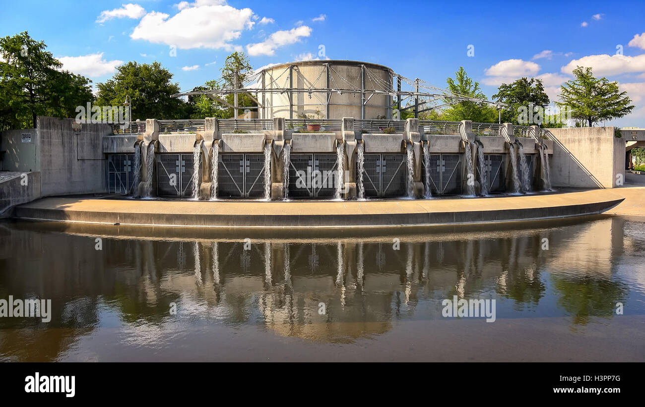 La porte de contrôle des inondations le long de la rivière San Antonio à San Antonio, Texas Banque D'Images