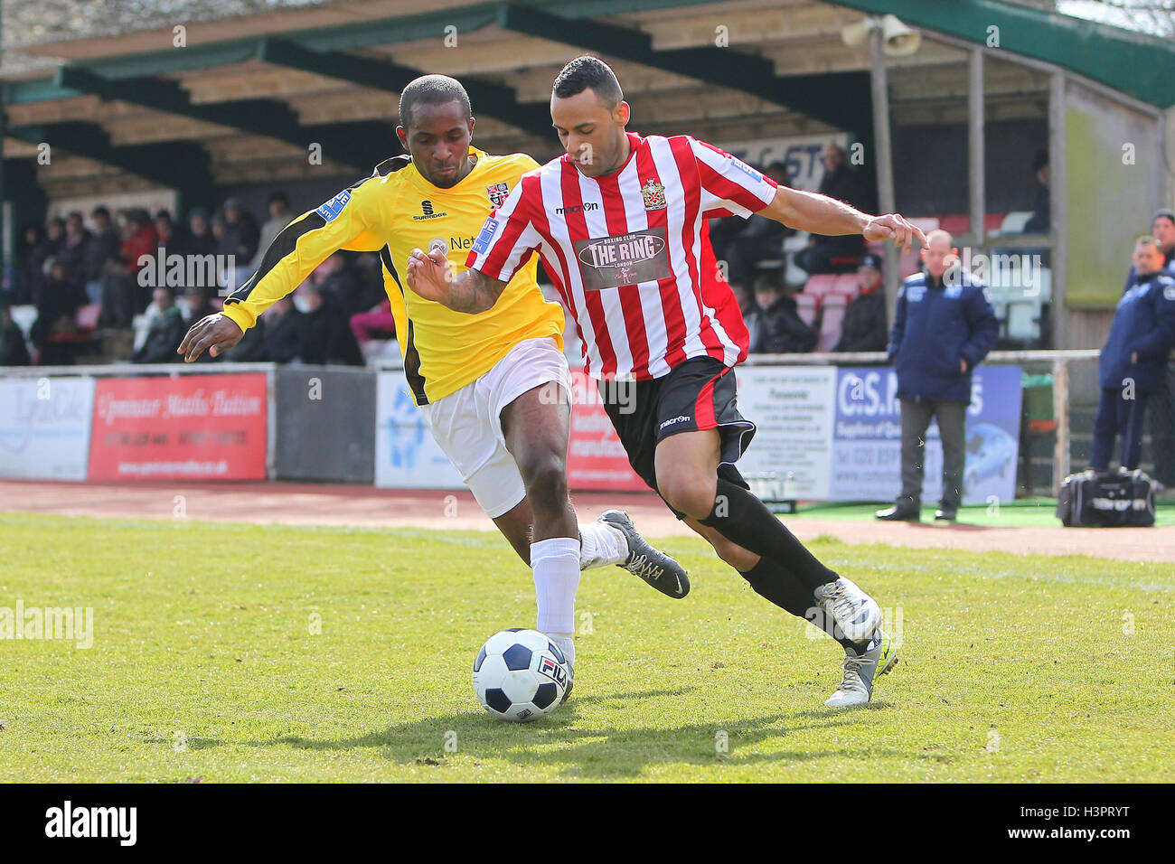 Chris Bourne de tours Hornchurch Carlos Talbot de Bromley - AFC Hornchurch vs Bromley - Blue Square South Conférence dans le stade de football, Upminster Bridge, Essex - 01/04/13 Banque D'Images