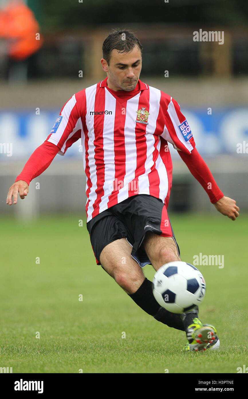 Joe Anderson en action pour l'AFC AFC Hornchurch - Dover Athletic vs Hornchurch - Blue Square South Conférence dans le stade de football, Upminster Bridge, Essex - 25/08/12 Banque D'Images