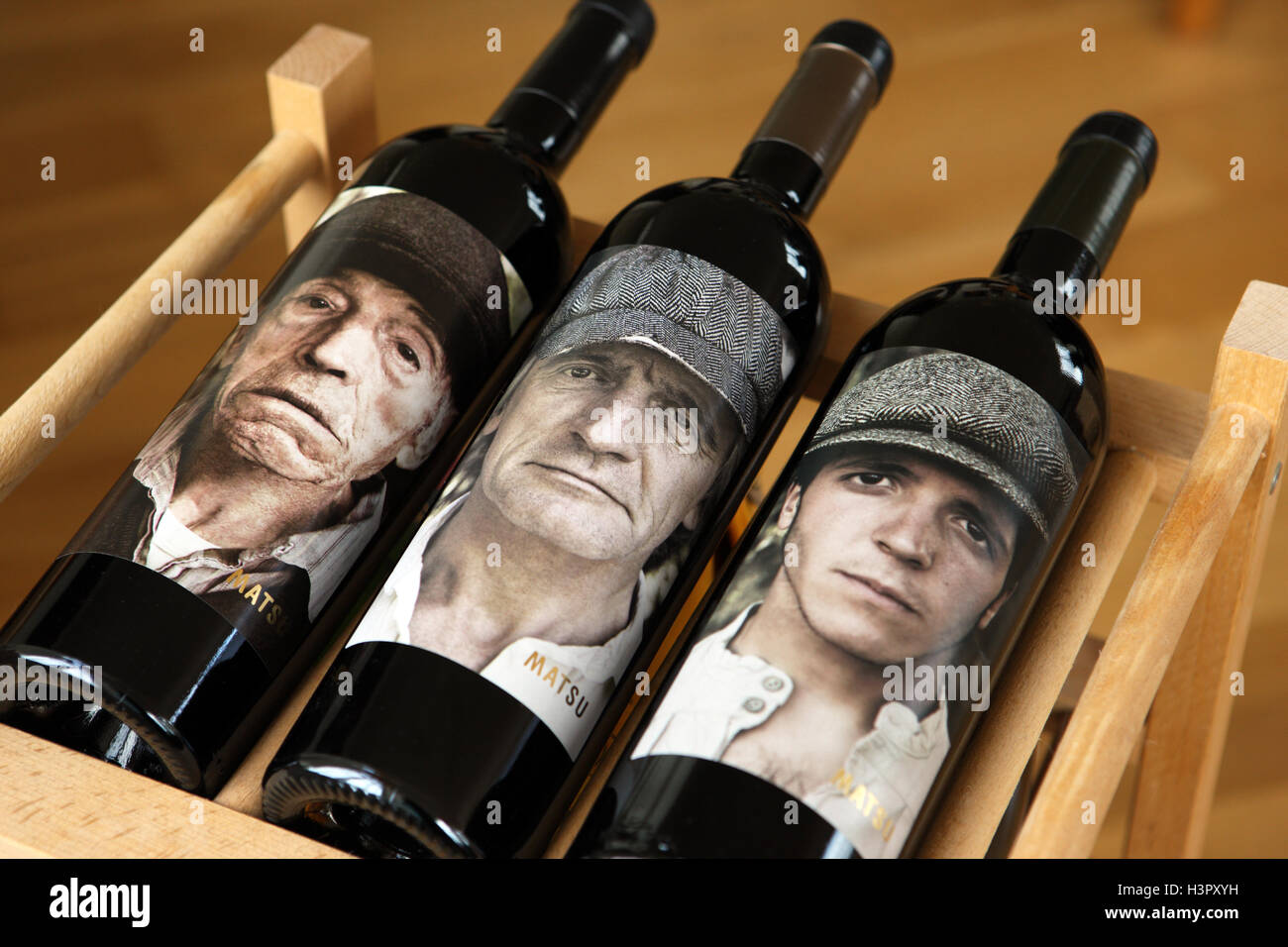 Bouteilles de vin rouge espagnol de Matsu sur un support de vin. Banque D'Images