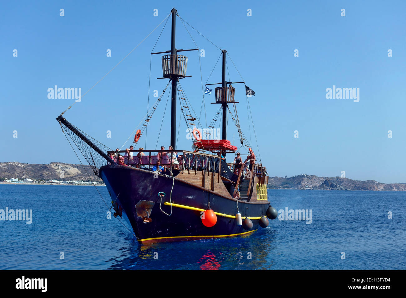 Voyage de jour Pirate Ship arrivant au port de Kardamena Kos, Grèce Banque D'Images