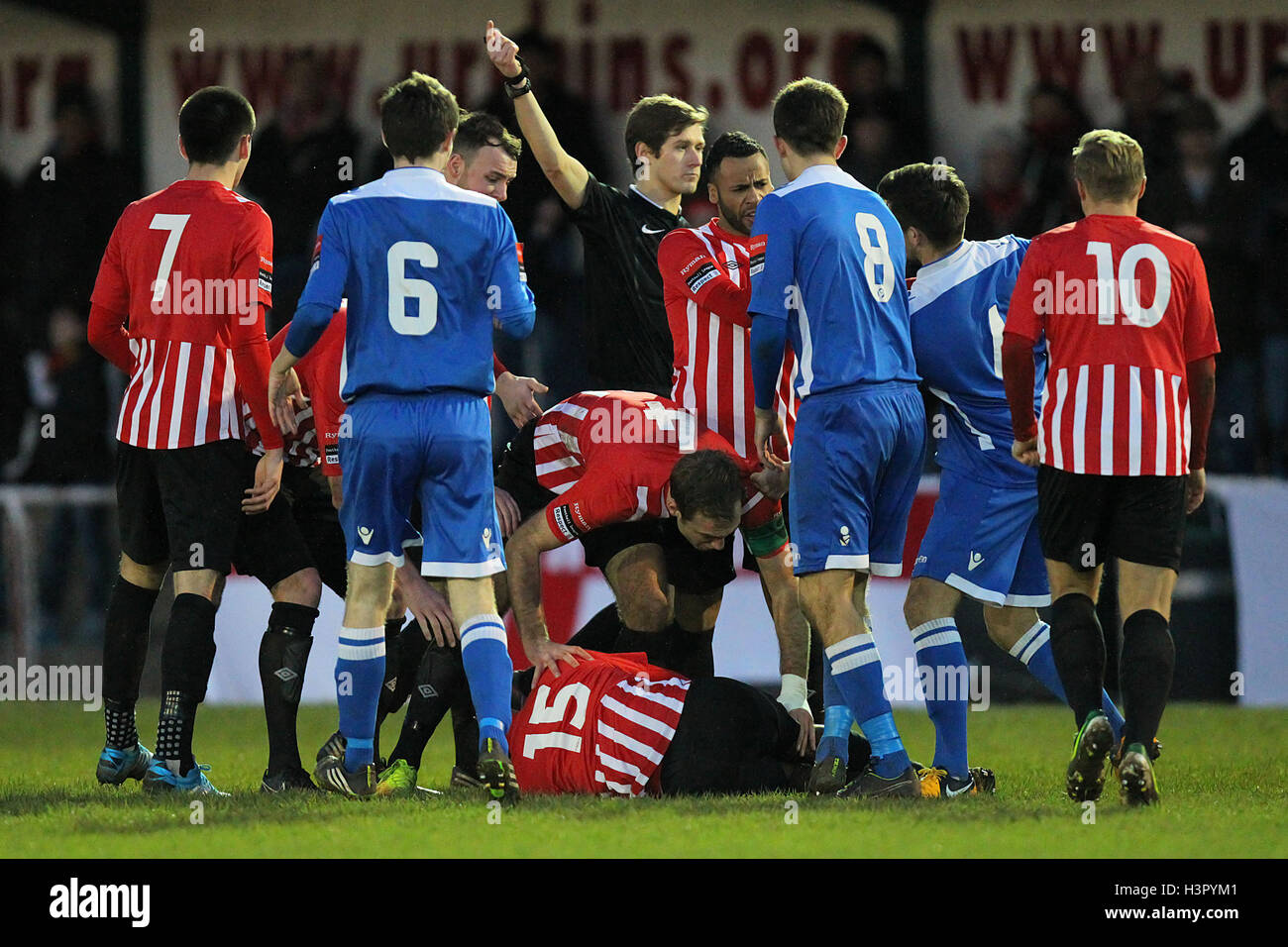 Tempère flare après une faute sur Thomas Gogo (15) de l'AFC Hornchurch - Tonbridge Angels vs Hornchurch - Ryman League Division Premier dans le stade de football, Upminster Bridge - 20/12/14 Banque D'Images